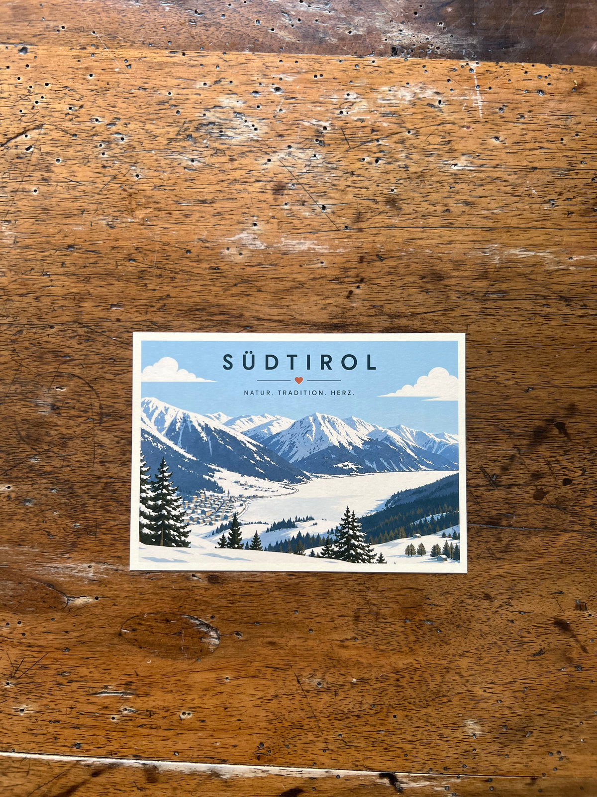 Südtirol Postkarte "Reschensee Blick von Reschner Alm im Winter" Illustrierte Winterlandschaft | Natur. Tradition. Herz.